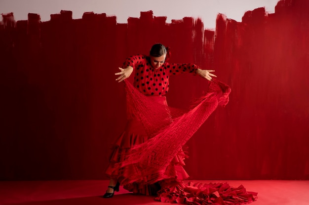 Foto gepassioneerde en elegante flamencodanseres