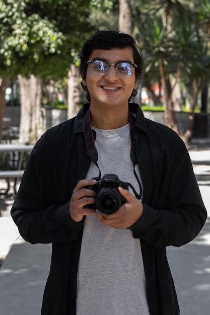 Gepassioneerde fotograaf poseert met camera