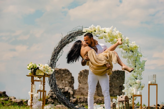 Gepassioneerde sensuele man en vrouw genieten van spannend moment van eerste kus