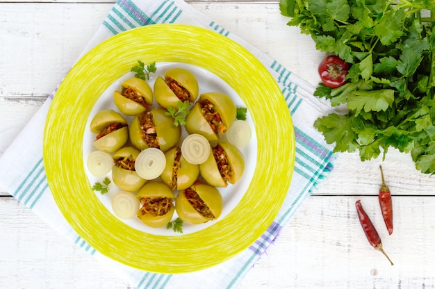 Gepekelde groene tomaten gevuld met een mengsel van gehakte knoflook, peterselie, chili peper