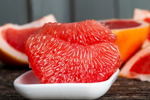 Gepeld en in delen verdeeld rijpe rode grapefruit