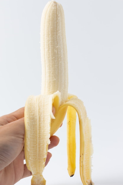 Gepelde banaan op witte achtergrond