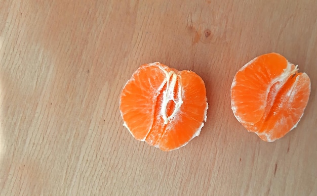 Gepelde clementines op een houten achtergrond Ruimtefoto kopiëren