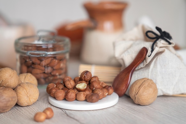 Foto gepelde hazelnoten op de achtergrond van de keukentafel ondiepe scherptediepte