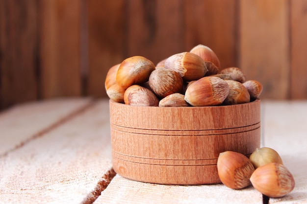 Gepelde hazelnoten op tafel close-up