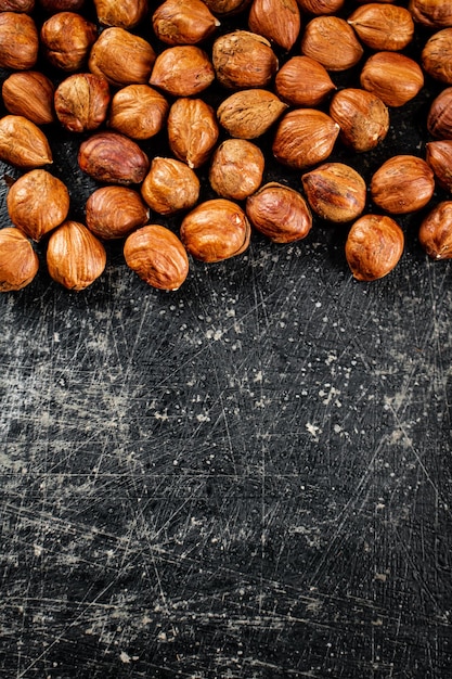 Gepelde hazelnoten op tafel