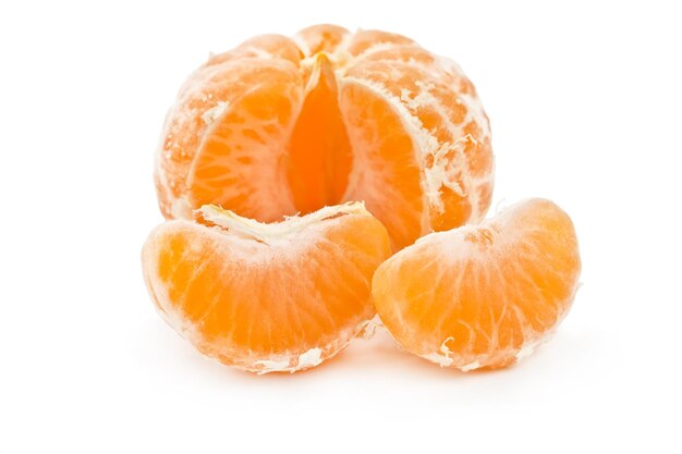 Gepelde mandarijn met een plak die op witte achtergrond wordt geïsoleerd