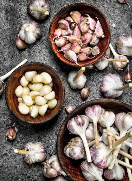 Gepelde plakjes verse knoflook in kommen