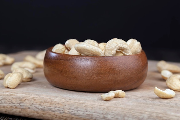 Gepelde rauwe cashewnoten op tafel