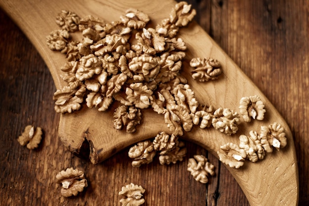 Gepelde walnoten Op een houten ondergrond Gezonde voeding Natuurlijke achtergrond