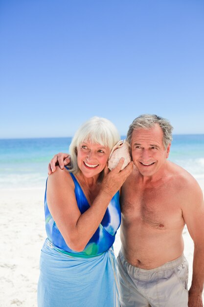 Gepensioneerd echtpaar op het strand