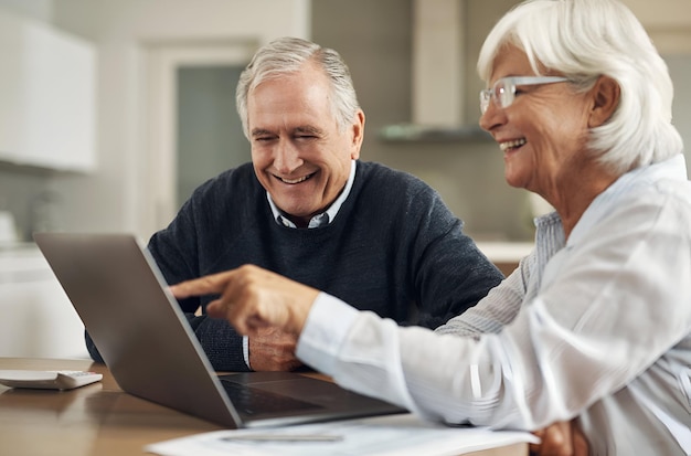 Gepensioneerd oud echtpaar en laptop met een begroting financiën of geluk met pensioenfonds thuis