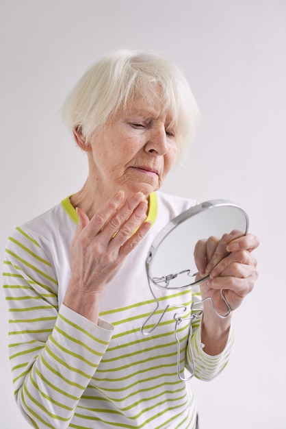 gepensioneerde pensioen authenticiteit Kaukasisch eenzaamheid overstuur cosmetische chirurgie schoonheidsspecialiste oud a