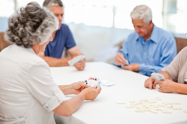 Gepensioneerden die samen kaarten spelen