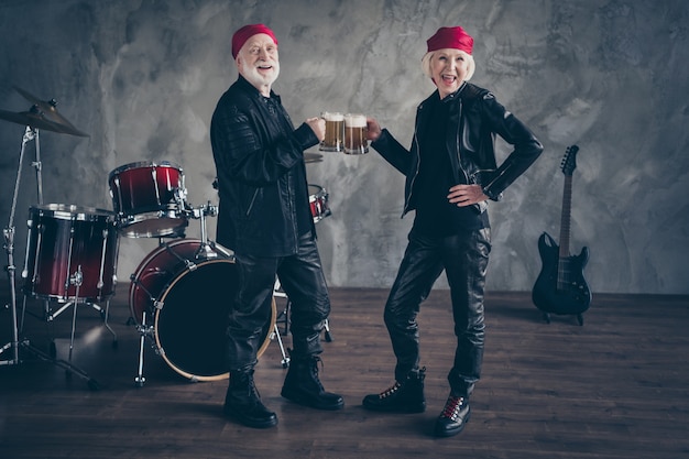 Foto gepensioneerden op ware grootte twee mensen vrienden dame man rockgroep bier drinken