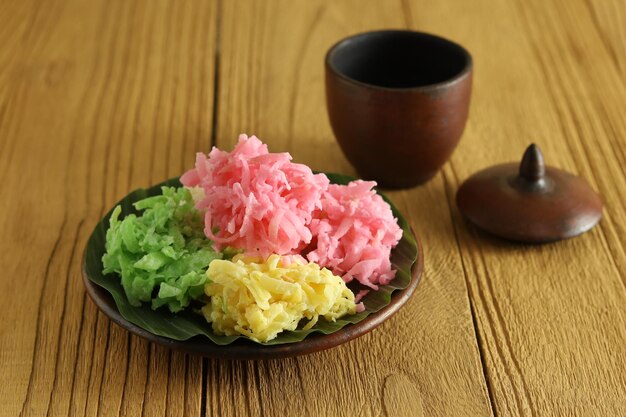 게플락은 인도네시아 족자카르타의 전통 음식으로 강판 코코넛과 설탕으로 만들어졌습니다.