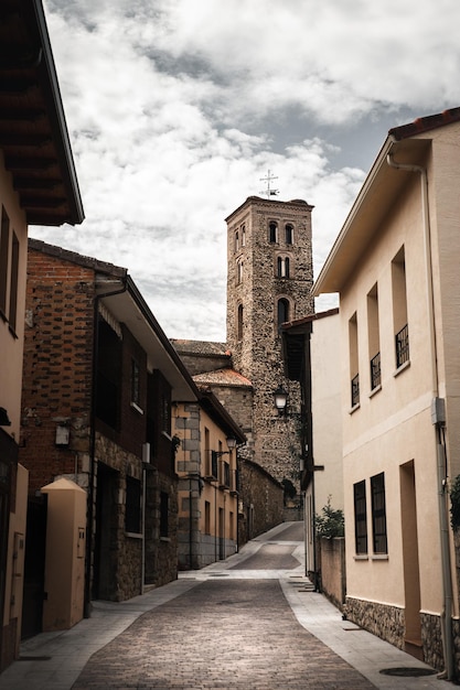 Geplaveide straat met kerk op de achtergrond Sierra de Madrid Buitrago del Lozoya Spanje