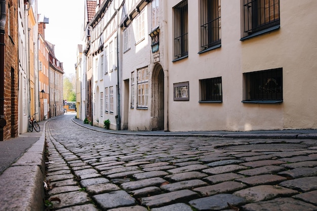 geplaveide straat te midden van gebouwen