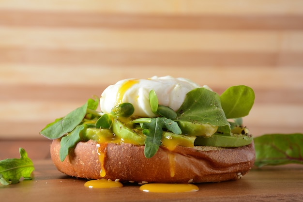 Gepocheerd ei met avocado en rucola op toast