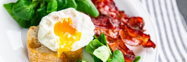 gepocheerd ei ontbijt spek, groene bladeren salade mix gezonde maaltijd voedsel snack op tafel kopie ruimte