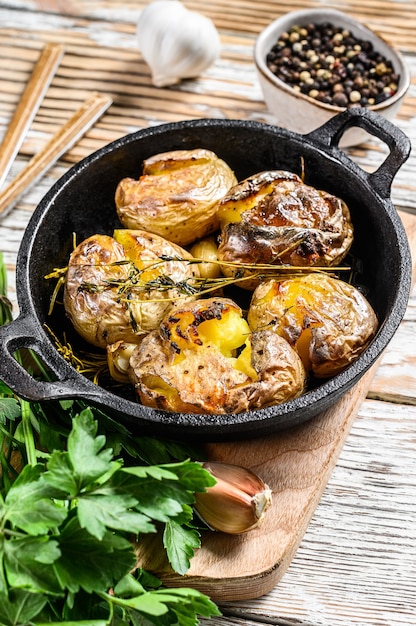 Gepofte aardappel met knoflook en rozemarijn in een pan