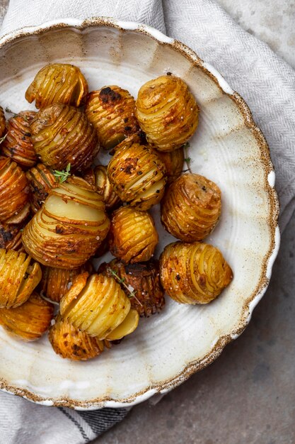 Gepofte aardappelen met tijm, rozemarijn en knoflook