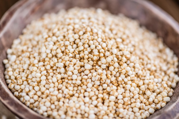 Gepofte Quinoa selectieve focus close-up shot op houten achtergrond