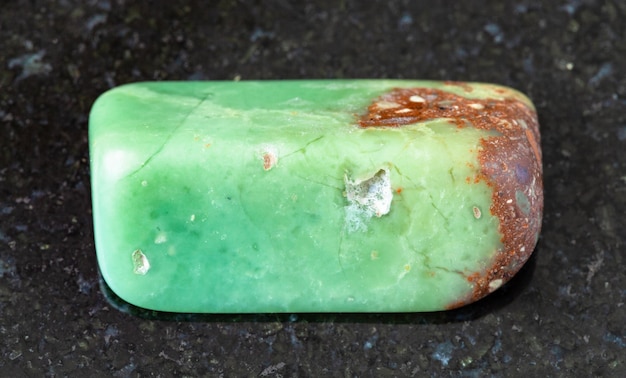 Gepolijste Chrysopraassteen op zwart