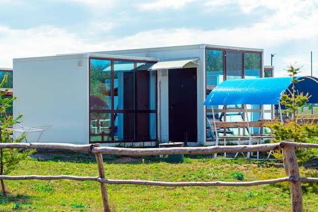 Geprefabriceerd modulair huis met grote panoramische ramen, geprefabriceerde sociale woningen voor migranten.