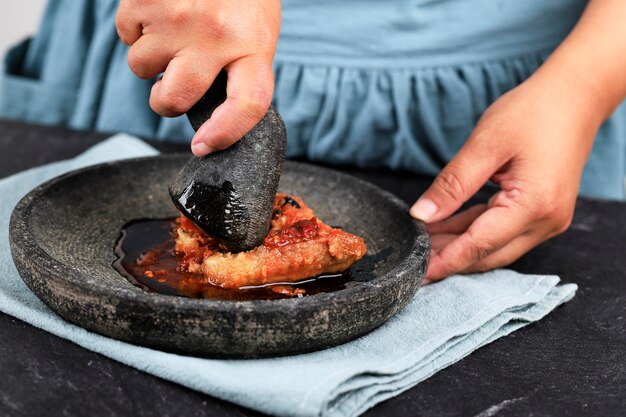 사진 geprek ayam, 만드는 과정 ayam geprek, 레드 칠리 렐리쉬 토핑을 얹은 인기 있는 남부 프라이드 치킨 퓨전 요리.