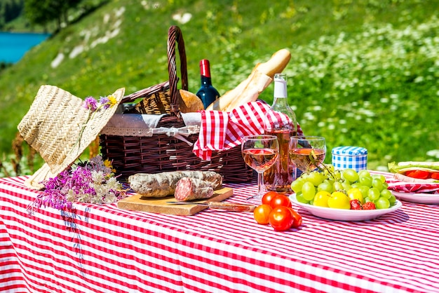 Geproefde picknick op het gras bij een meer