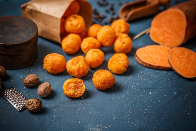 Foto gepureerde balletjes van zoete aardappel