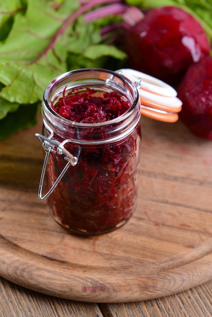 Geraspte bieten in pot op tafel close-up