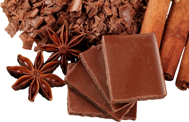 Geraspte Chocolade Met Kaneel, Anijsplant En Chocoladeblokken - Geïsoleerd