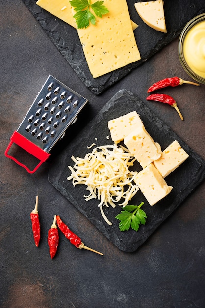 Geraspte kaas op leisteen bord