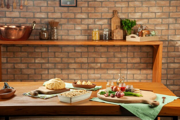 Foto geraspte kipschotel met kipkroketten en kruiden op een houten tafel