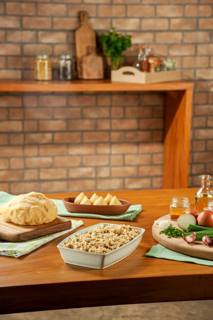 Foto geraspte kipschotel met kipkroketten en kruiden op een houten tafel