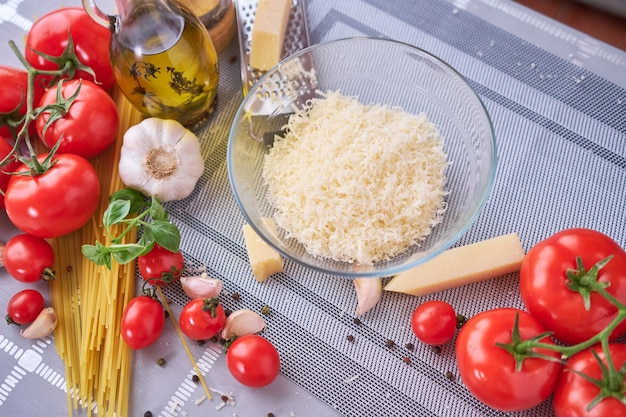 Geraspte Parmezaanse kaas in glazen kom bij binnenlandse keuken