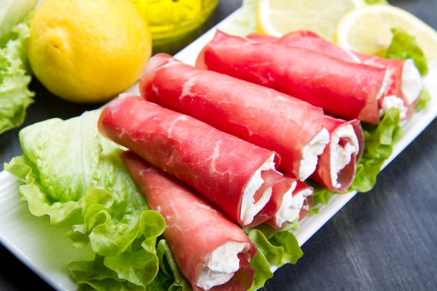 gerecht met bresaola en kaasbroodjes met salade