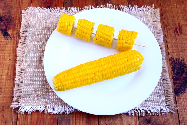 gerecht met gekookte maïs op het bord