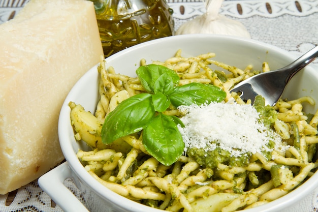 gerecht met pasta met pesto