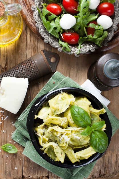 Gerecht van smakelijke Italiaanse tortellini