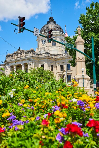 Gerechtsgebouw Bloomington Indiana met wazige kleurrijke zomerbloemen op de voorgrond