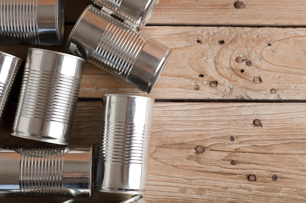 gerecyclede blikjes hergebruikt op een tafel met een bruine achtergrond