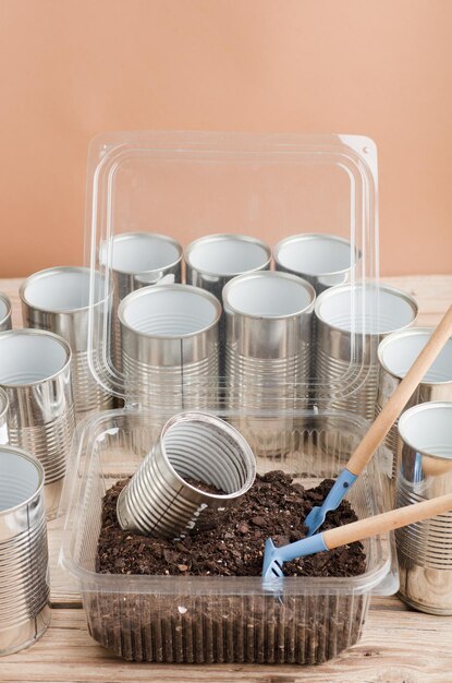 gerecyclede potten voor tuingereedschap op werktafel