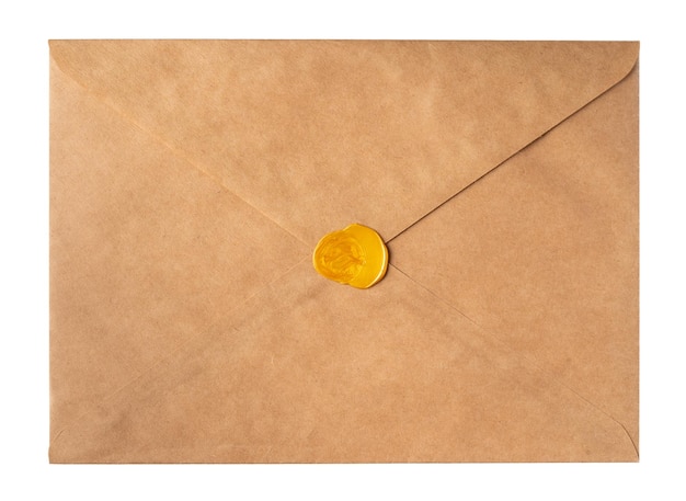 Gerecycleerde ambachtelijke papieren envelop geïsoleerd witte achtergrond