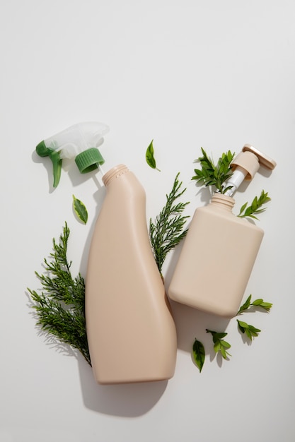 Gerecycleerde plastic flessen met planten bovenaanzicht