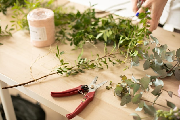 Gereedschap en accessoires die bloemisten nodig hebben om een boeket te maken