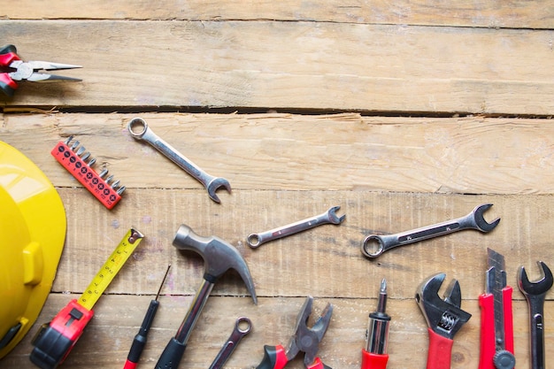 gereedschap en helm met kopieerruimte op de tafel