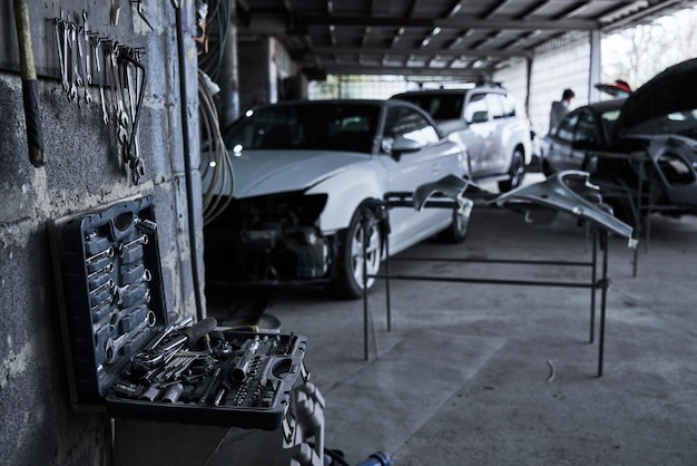 Gereedschap in autoservice, apparatuur voor restauratie en reparatie van auto in garage